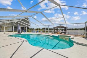 坦帕Lake House Westchase area. Heated Pool Waterfront!的大楼内带凉亭的大型游泳池