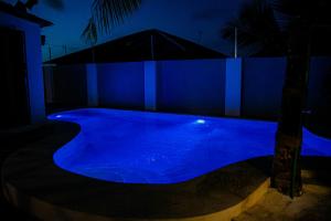 江比阿Villa Kikadini的夜间拥有蓝色灯光的游泳池