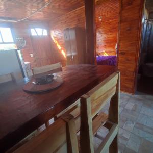 巴拉德尔楚Cabaña El Mar的小屋内的厨房配有木桌