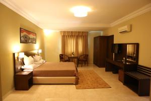 努瓦克肖特努瓦克肖特毛里中心酒店的酒店客房配有一张床铺和一张桌子。