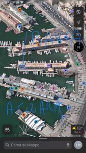 热那亚Barca americana old style refittata的港口地图,有船和船