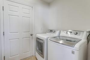 奥罗拉Spacious Home with Patio Near Denver Airport的客房内的白色洗衣机和烘干机