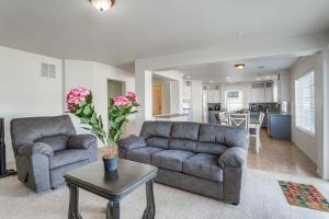 奥罗拉Spacious Home with Patio Near Denver Airport的客厅配有两张沙发和一张桌子