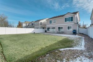 奥罗拉Spacious Home with Patio Near Denver Airport的一座带白色围栏和庭院的房子