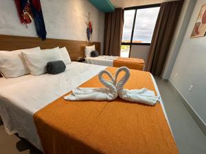 嘎林海斯港Pousada Atlantic的酒店客房 - 带两张床和毛巾