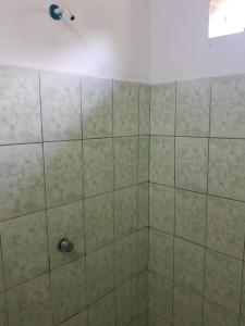 莫约加尔帕Hostel Caballo Blanco的带淋浴喷头的浴室
