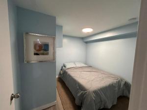 里贾纳Wollaston Mews的卧室配有一张床,墙上挂有绘画作品