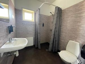 法尔雪平拉斯塔法尔柯平汽车旅馆的一间带水槽、淋浴和卫生间的浴室