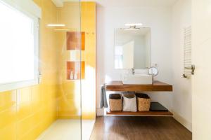 格拉纳达Neptuno Ático, con terraza的一间带水槽和镜子的浴室