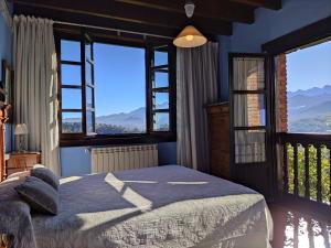 LlenínHeredad de la Cueste的一间卧室设有一张床和美景窗户。