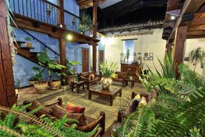 圣克里斯托瓦尔-德拉斯卡萨斯Docecuartos Hotel的一间种植了大量植物的大客厅