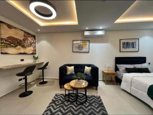 阿克拉Luxury & Modern Studio Apartment的带沙发、床和桌子的客厅