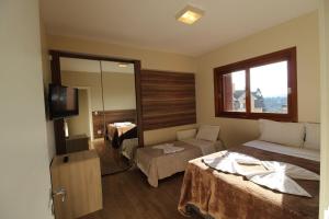 格拉玛多Valle Dell Acqua的酒店客房,配有床和电视