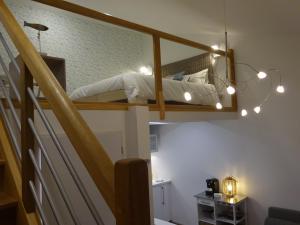 里摩日Apparts Watteau的一间卧室配有带灯的双层床