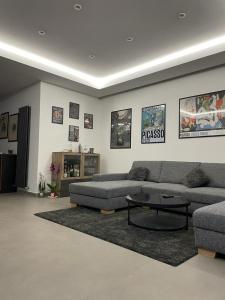 佩达拉Sciara Casa Vacanze的带沙发和咖啡桌的客厅