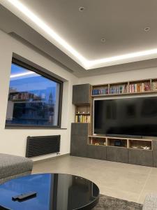 佩达拉Sciara Casa Vacanze的客厅配有大屏幕平面电视