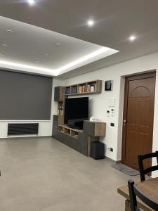 佩达拉Sciara Casa Vacanze的客厅设有平面电视和门。