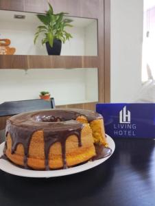 圣保罗Living Hotel Vila Guilherme的桌上的一块巧克力蛋糕