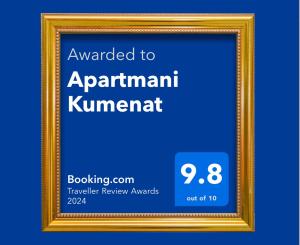 比奥格勒·纳·莫鲁Apartmani Kumenat的金色画框,上面有标有给公寓的标志