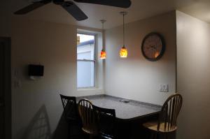 匹兹堡Private room in the heart of Oakland的一间设有桌子和墙上时钟的餐厅