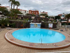 圣巴托洛梅Casa Armonía del sol的庭院里的一个大型蓝色游泳池