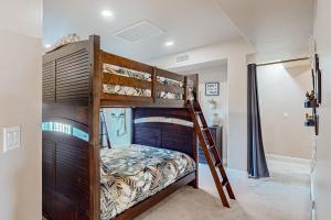 圣地亚哥Bay Park Villa的一间卧室配有带梯子的双层床