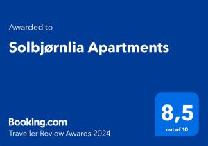 特吕西尔Solbjørnlia Apartments的蓝色标志与纹理嵌入公寓