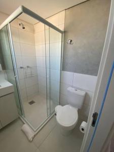 阿雷格里港Super compacto aconchegante.的一间带卫生间和玻璃淋浴间的浴室
