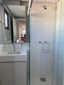 阿雷格里港Super compacto aconchegante.的一间带玻璃淋浴和水槽的浴室