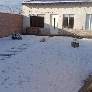 佩里托莫雷诺Laguna de los Cisnes的房子前面的雪堆积的院子