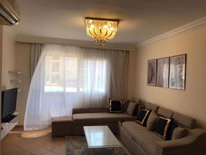 沙姆沙伊赫Serra Resort-Napa- Great Area的带沙发和窗户的客厅