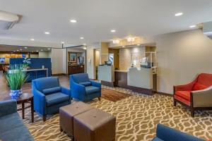 雷顿Comfort Inn Layton - Salt Lake City的酒店大堂设有椅子和候机室