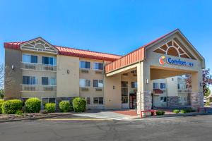 雷顿Comfort Inn Layton - Salt Lake City的卡罗利纳旅馆享有酒店正面景色