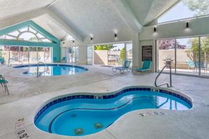 雷顿Comfort Inn Layton - Salt Lake City的一座带两个游泳池的建筑