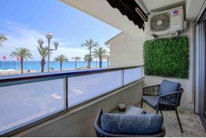 尼斯Flat design with SEA view promenade des anglais的客房设有一个享有海滩美景的阳台。