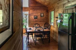 赛维尔维尔Holly Tree Hideaway - Semi Secluded Mtn Setting的一间带桌子和冰箱的用餐室