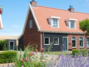 科莱恩斯普拉特Holiday home with whirlpool quiet area in Zeeland的红屋顶砖屋