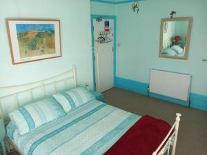 法尔茅斯Falmouth Lodge的一间卧室配有一张床和镜子
