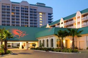 代托纳海滩Daytona Beach Resort的一座楼前有棕榈树的酒店