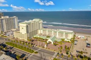 代托纳海滩Daytona Beach Resort的享有酒店和海滩的空中景致