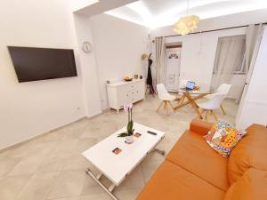 奥良Casa La Jolia OLHAO的客厅配有沙发和桌子