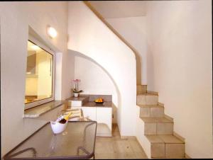 奥良Casa La Jolia OLHAO的一个带玻璃桌和镜子的楼梯