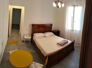 法诺Da Andrea的一间卧室配有一张床和一张黄色的桌子