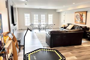 波托马克Hygge, Upscale & Relaxing Luxury的客厅配有沙发和桌子