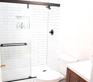 波托马克Hygge, Upscale & Relaxing Luxury的白色的浴室设有卫生间和淋浴。