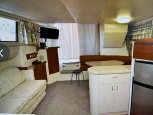帕诺滩Delightful 2 Bdrm Sport Yacht with Pool的带沙发的小客厅和厨房