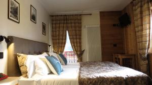 库马约尔阿索托丽亚酒店的一间卧室设有一张大床和一个窗户。