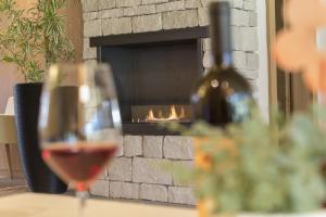 塞斯托斯奥博力可酒店的壁炉前的一杯葡萄酒