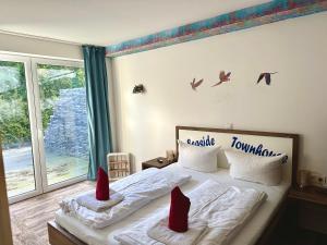 蒂门多弗施特兰德Seaside-Townhouse的卧室配有两张红色枕头