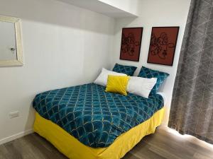 危地马拉Bertiz Cozy的一间小卧室,配有一张带蓝色棉被的床